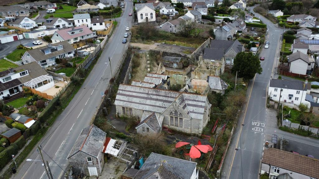 Lot: 56 - SUBSTANTIAL FORMER SCHOOL PREMISES - Aerial photo of Lot from alternative angle showing site in its current setting
